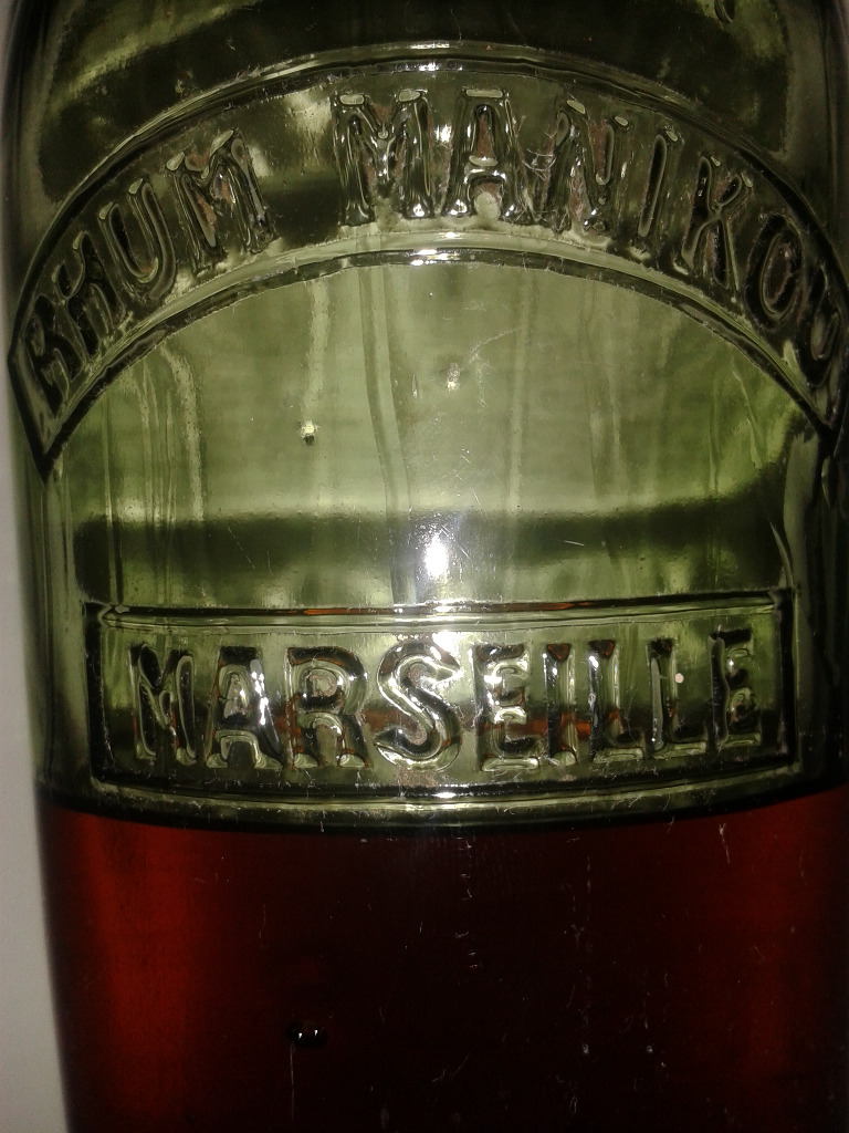Sa couleur cuivre si particulière !
Dans sa bouteille originale en Verre.