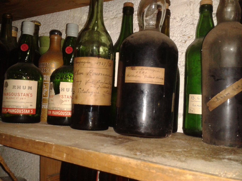 Ré-ouverte en septembre 2010 ! Dépoussiérée, et apparemment sans aucune bouteille altérée et ayant mauvais goût.