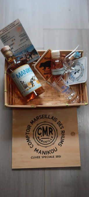 Coffret WOODBOX # 3 avec Bouteille 50cl Manikou Navy vieillissement dynamique 50°