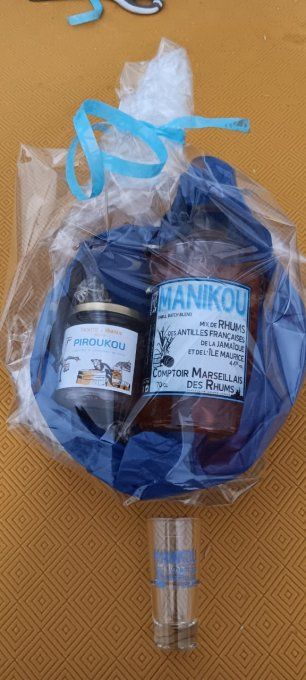 Coffret ANTIK avec Bouteille 70cl Manikou Klassic doré 44°