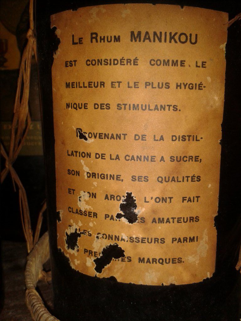 Rhum Manikou Original verso étiquette :
Les vertus légendaires du Manikou ! 
On n'a pas fini d'en parler...!